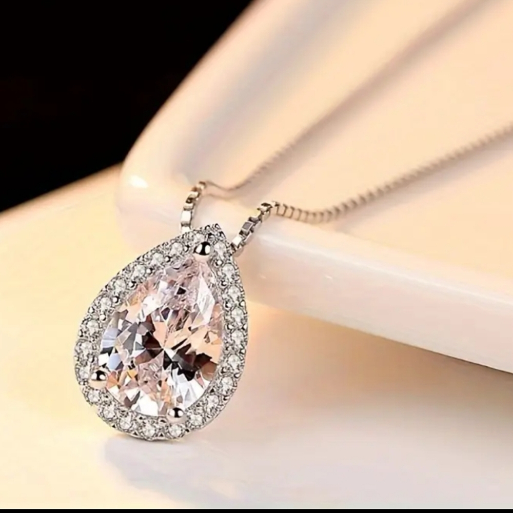 Charming 925 Silver Water Drop 3Ct Moissanite Pendant Necklaces.